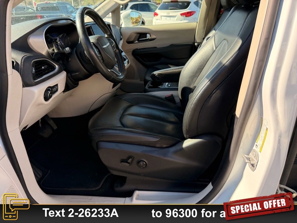 Used 2022 Chrysler Pacifica Touring-L image 13