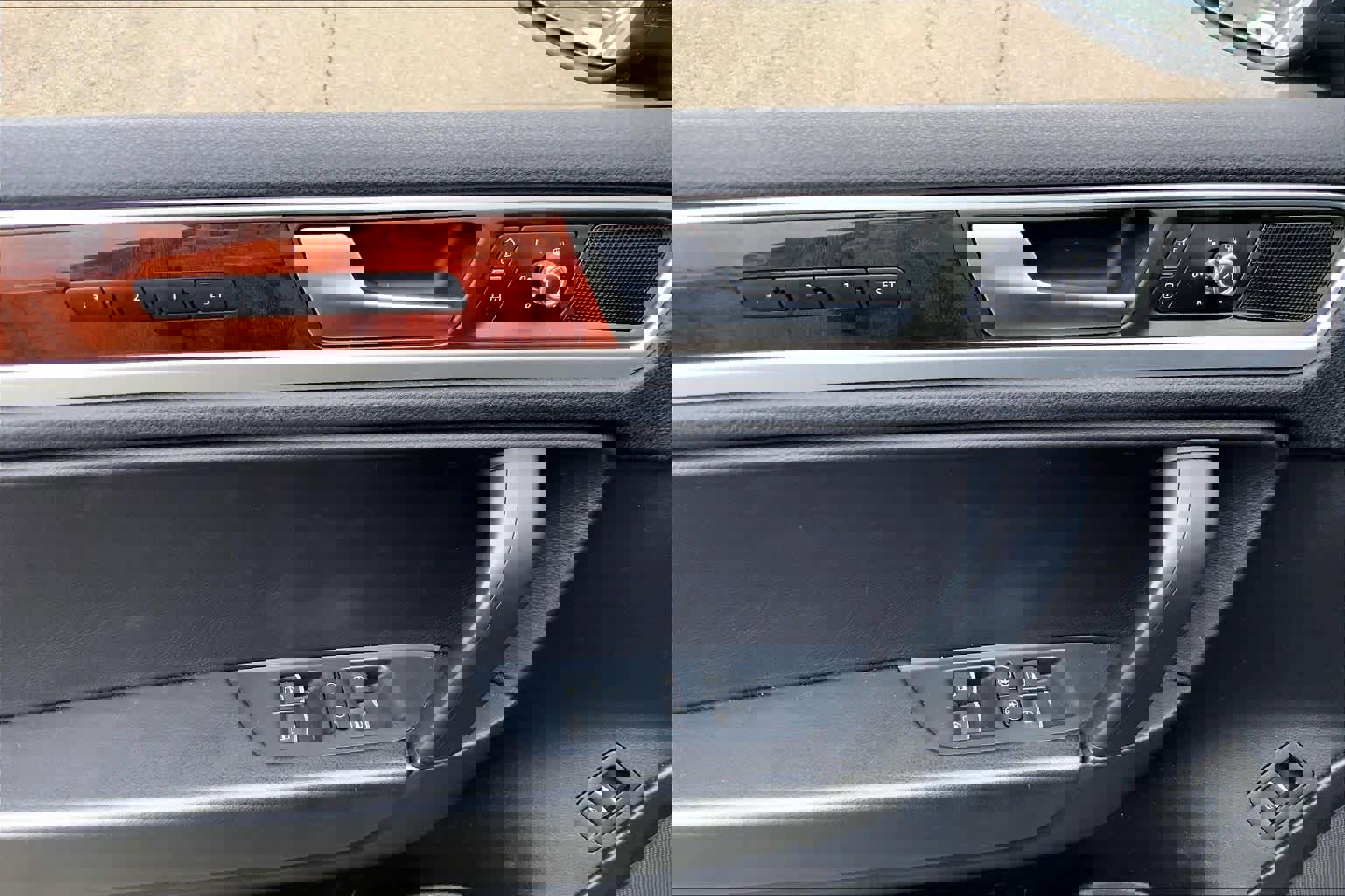 Used 2014 Volkswagen Touareg TDI image 36