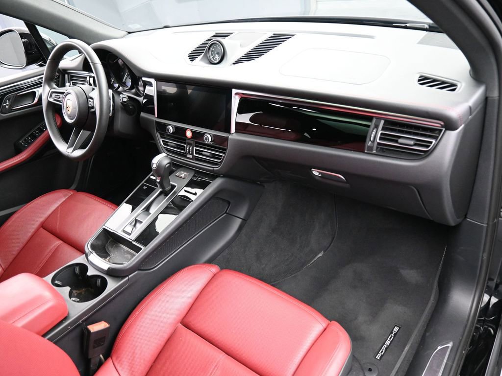Certified 2025 Porsche Macan image 32