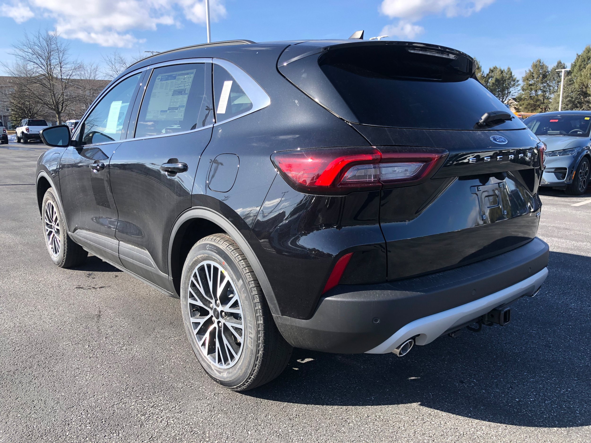 New 2025 Ford Escape SE w/ Class II Trailer Tow Package FWD image 3