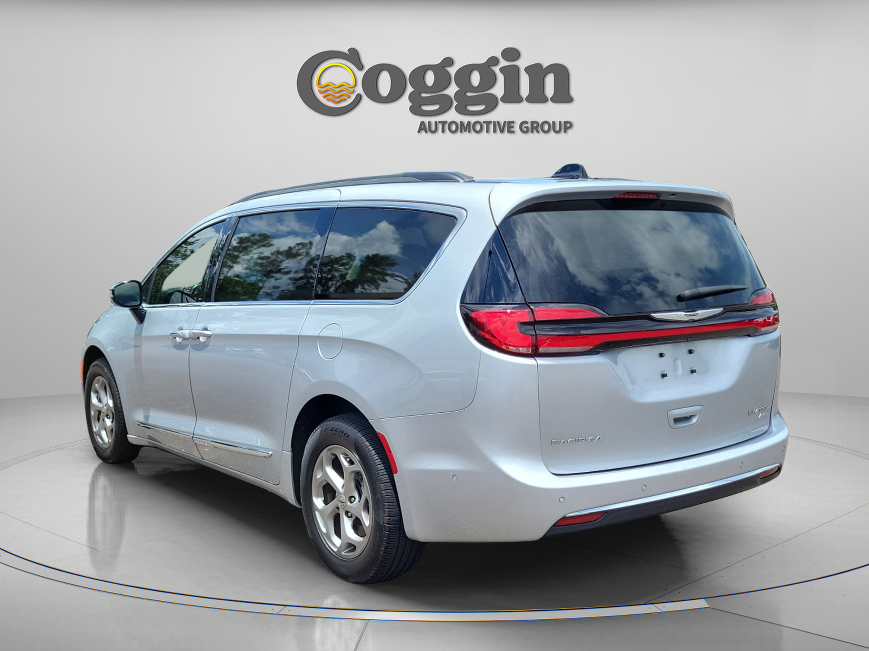 Used 2023 Chrysler Pacifica Limited w/ Uconnect Theater Family Group AWD/4WD image 3