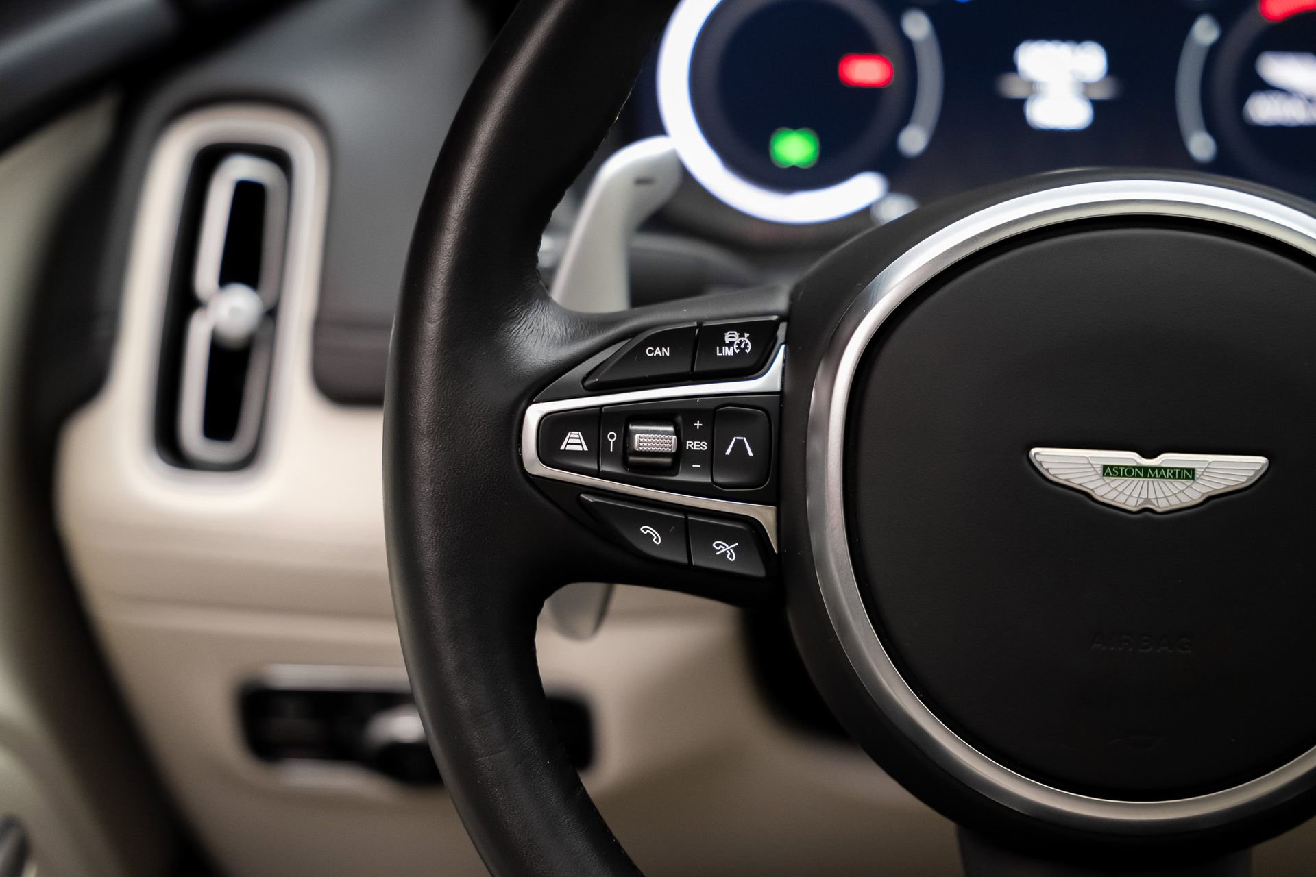Used 2023 Aston Martin DBX AWD/4WD image 43