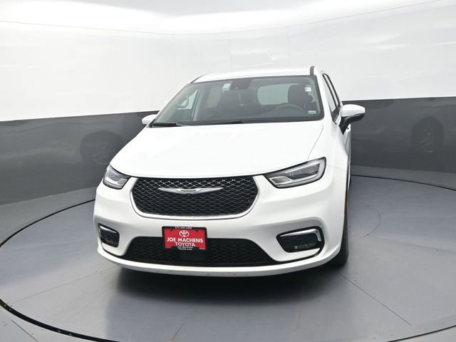 Used 2023 Chrysler Pacifica Touring-L FWD image 2
