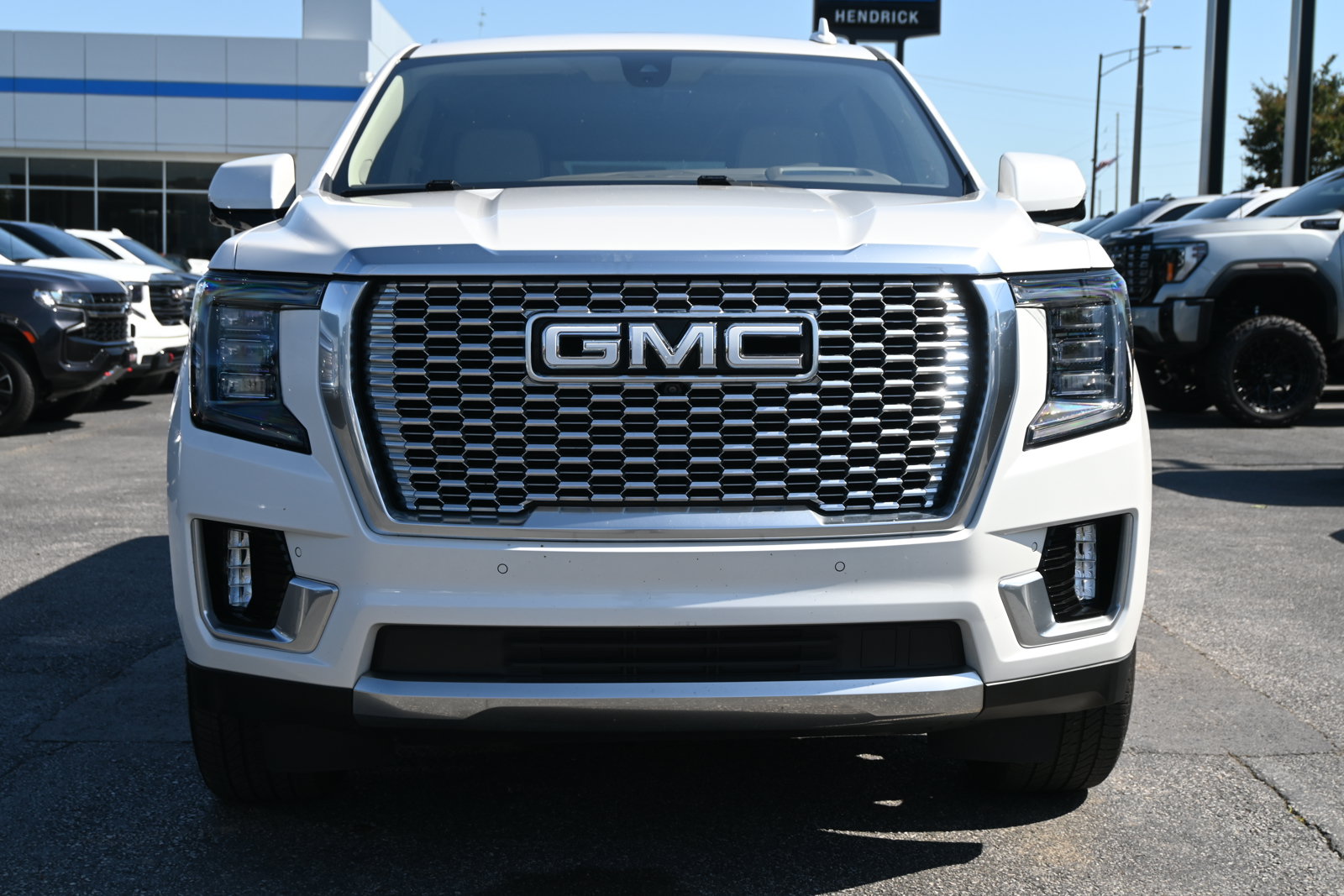 Used 2021 GMC Yukon XL Denali w/ Denali Premium Package AWD/4WD image 3