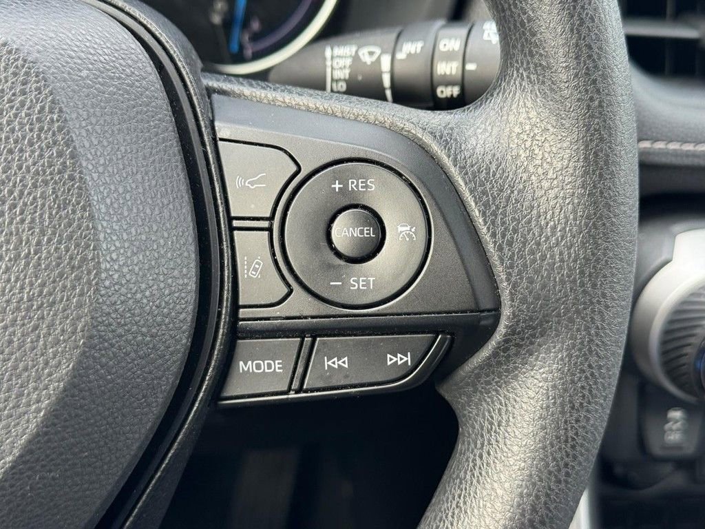 Used 2025 Toyota RAV4 XLE AWD/4WD image 17