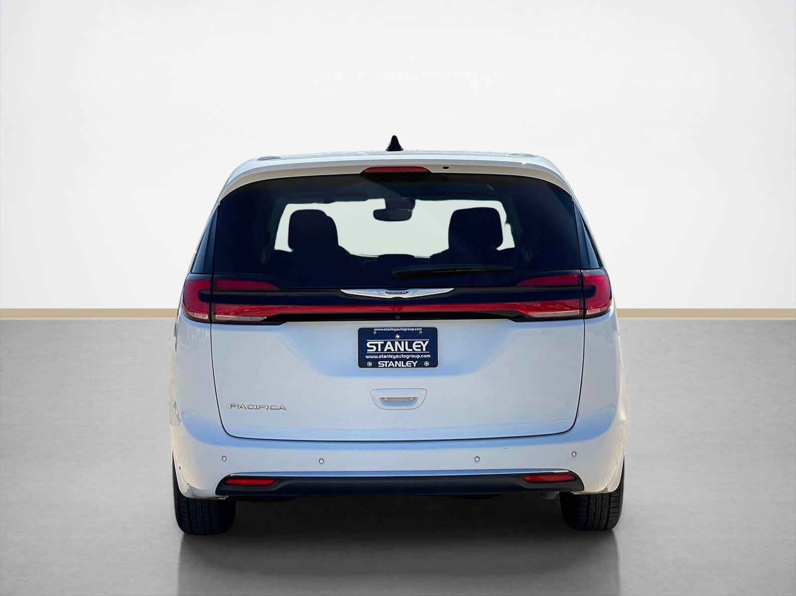 Used 2023 Chrysler Pacifica Touring-L image 6