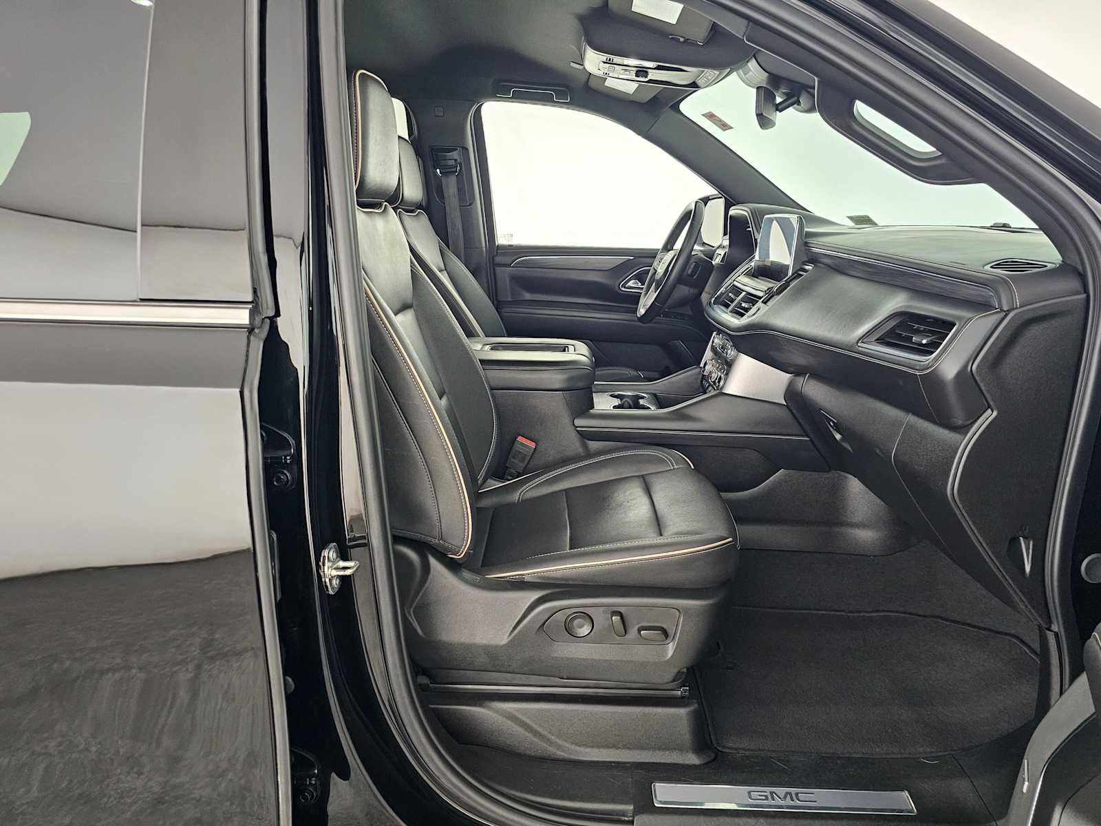 Used 2024 GMC Yukon SLT image 10