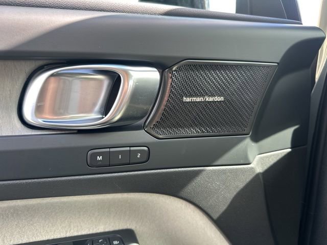 Certified 2023 Volvo XC40 B5 Ultimate w/ Climate Package image 32