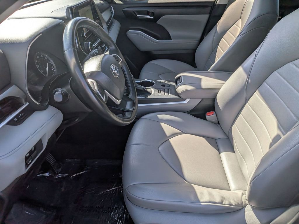 Used 2022 Toyota Highlander XLE AWD/4WD image 17