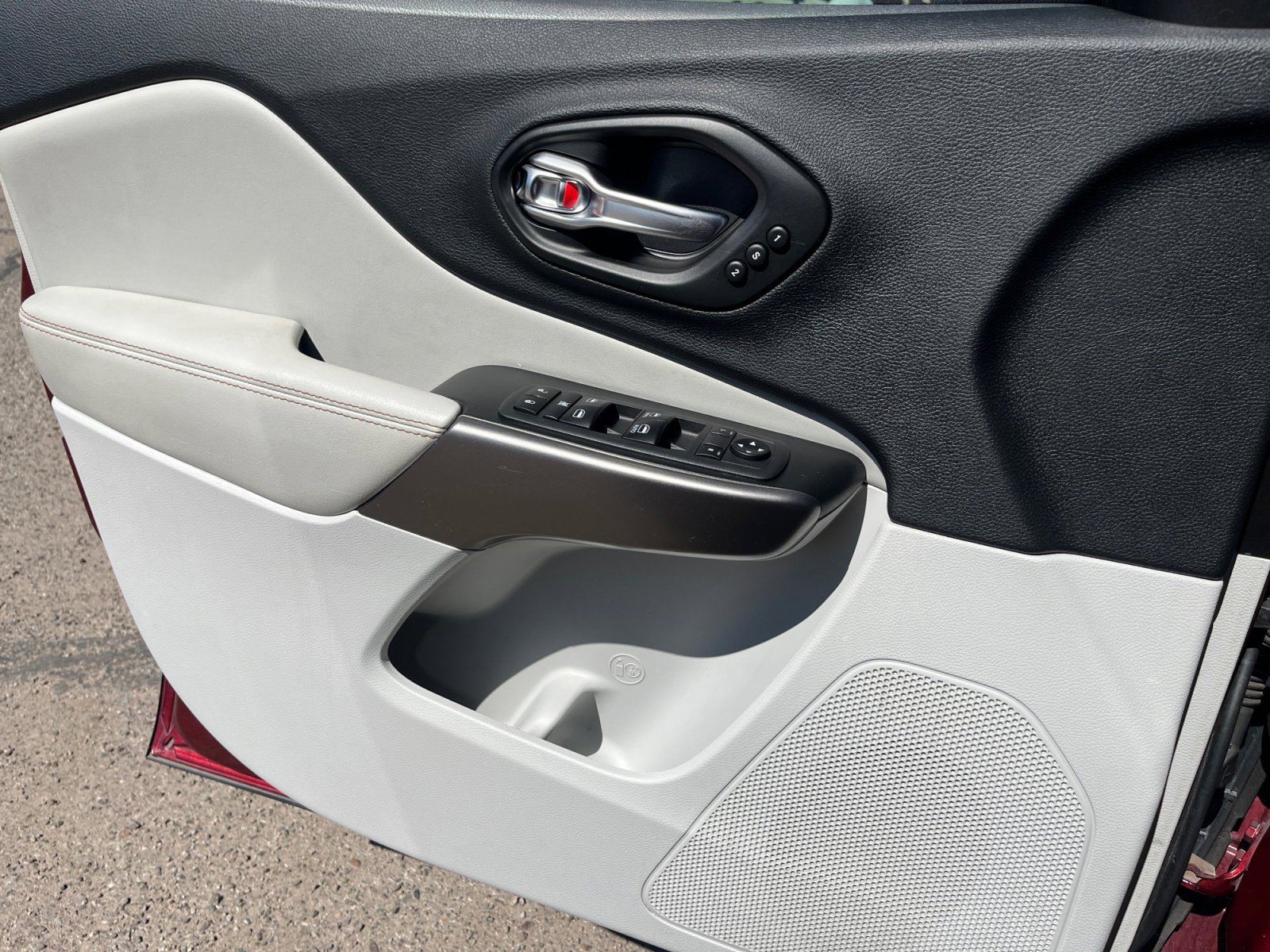 Used 2020 Jeep Cherokee Limited w/ Technology Group image 13