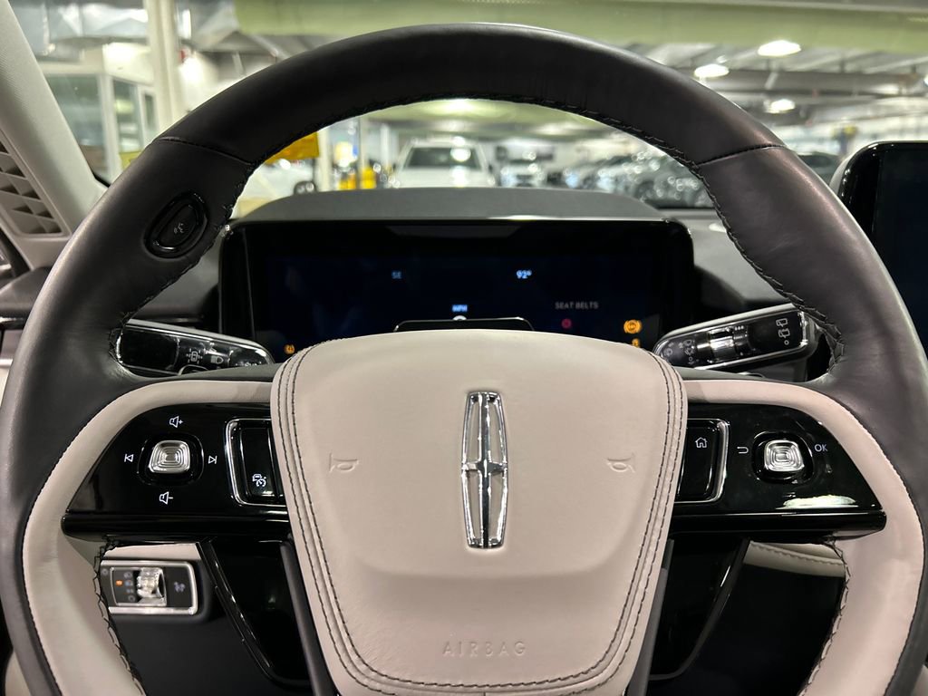 Used 2026 Lincoln Aviator AWD image 12