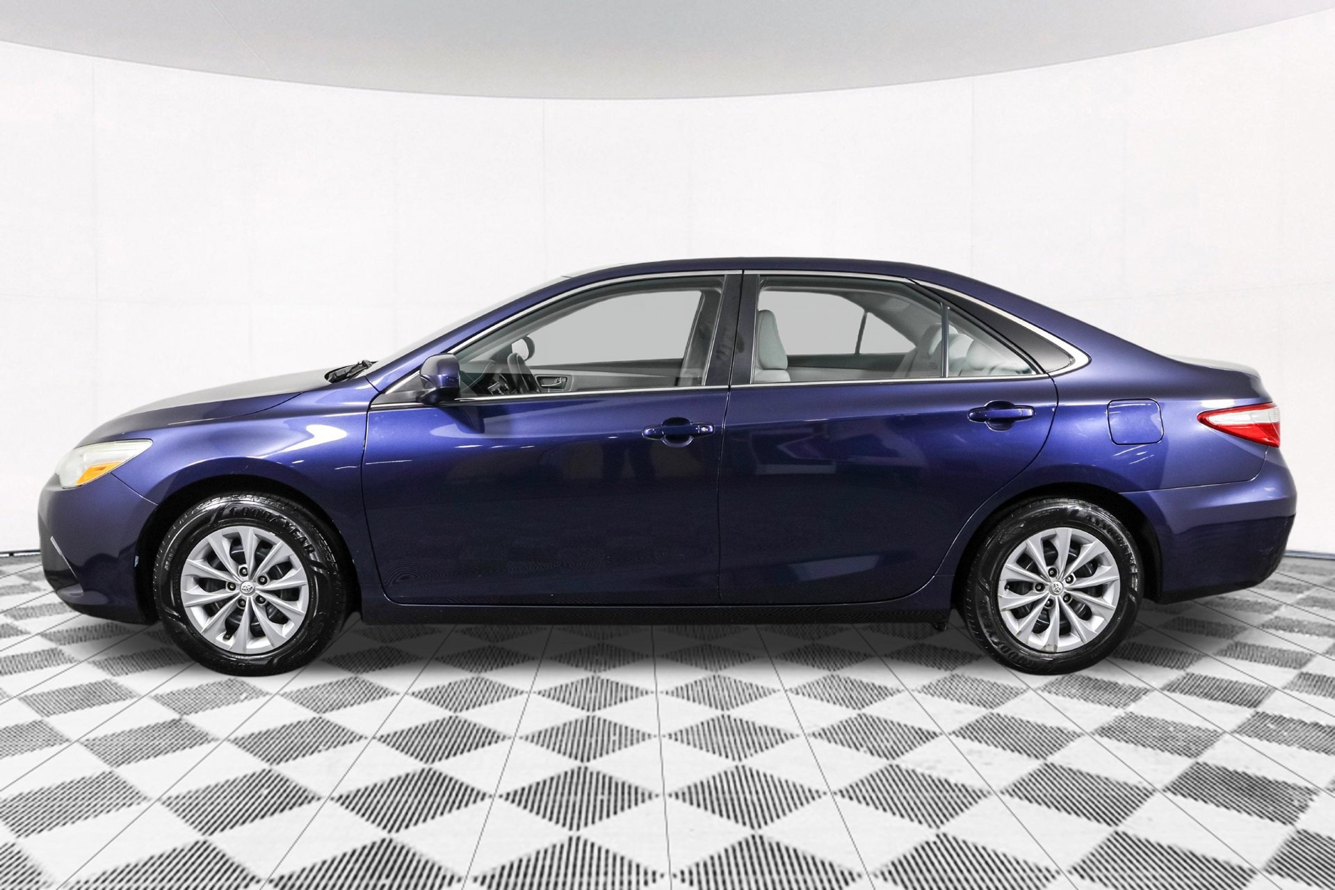 Used 2017 Toyota Camry LE w/ Moonroof Package FWD image 19