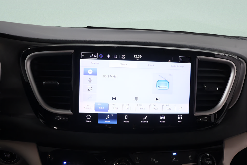 Used 2023 Chrysler Pacifica Touring-L FWD image 11