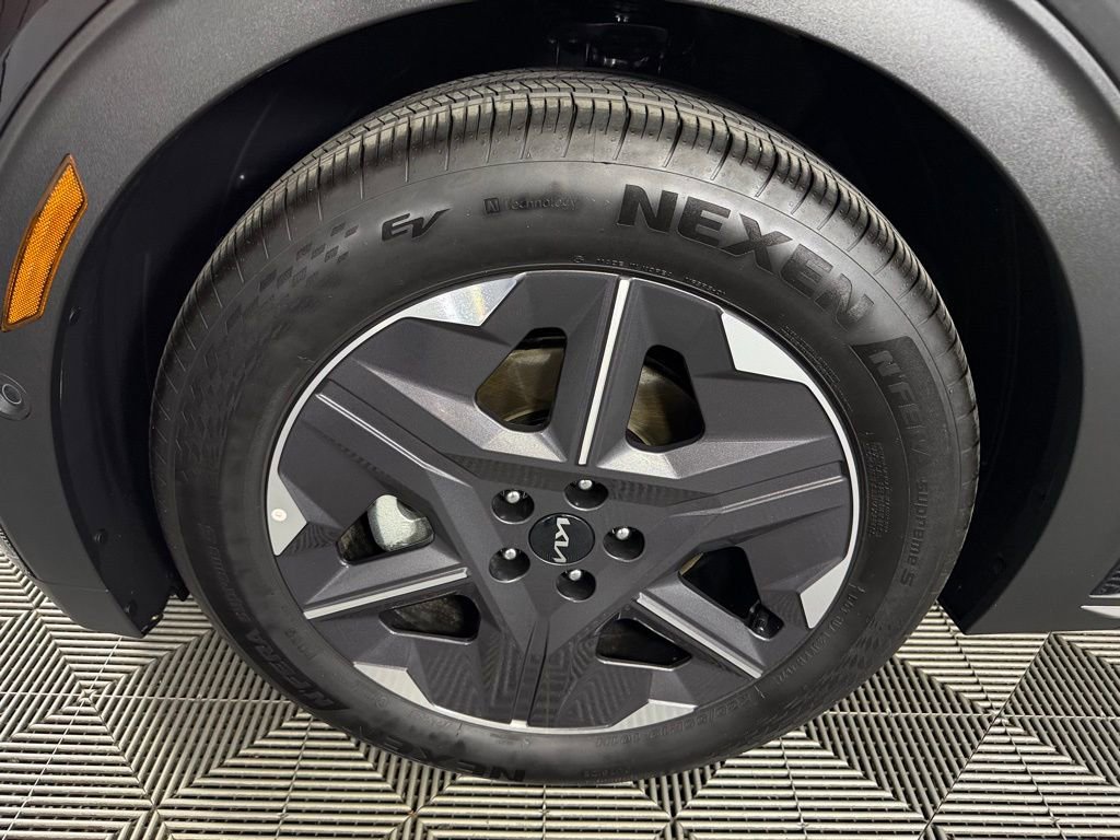 Used 2025 Kia EV6 Light w/ Light LR Technology Package image 12