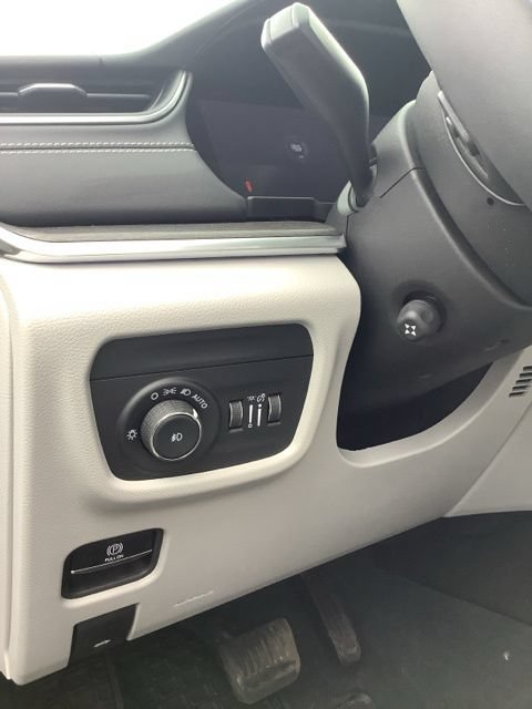 Certified 2023 Jeep Grand Cherokee Overland w/ Luxury Tech Group IV AWD/4WD image 33