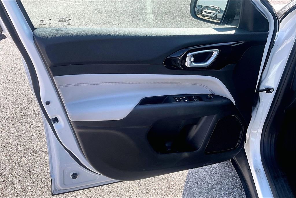 Used 2025 Jeep Compass Limited image 23