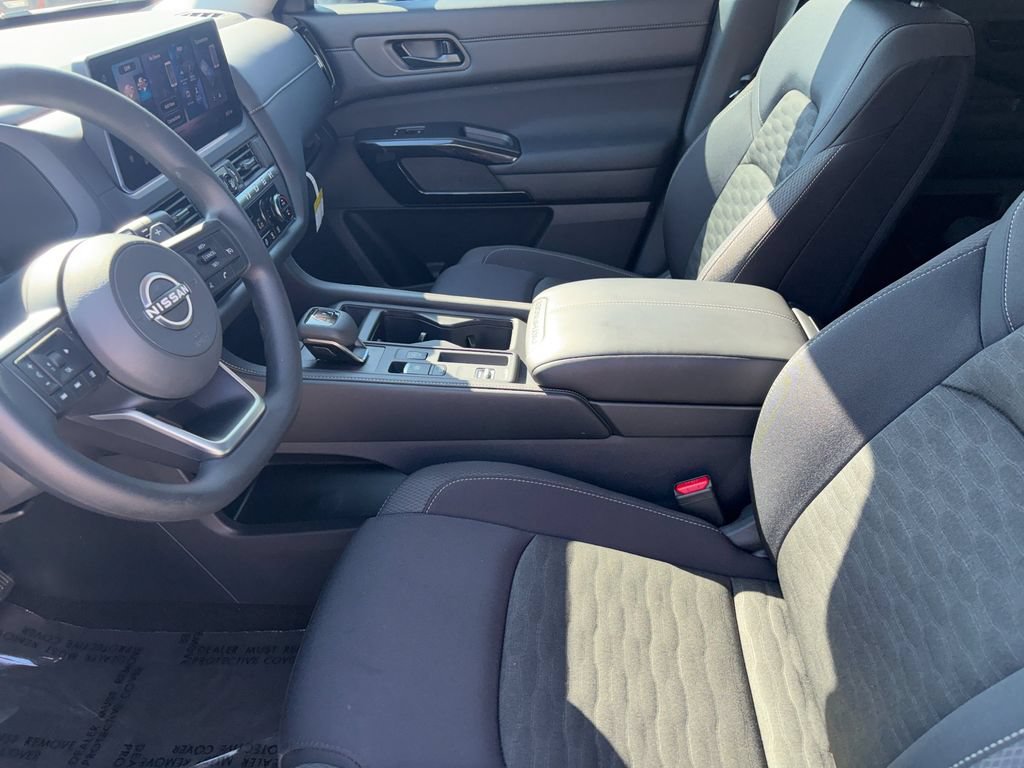 Used 2026 Nissan Pathfinder S FWD image 7