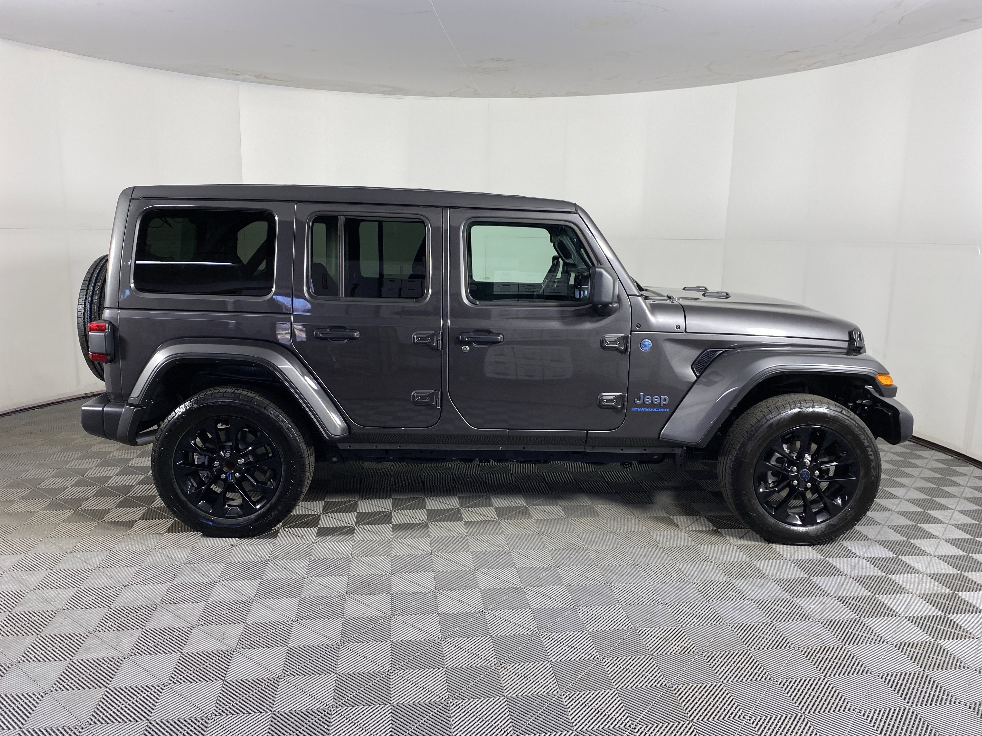 Used 2025 Jeep Wrangler Sahara w/ Safety Group image 7