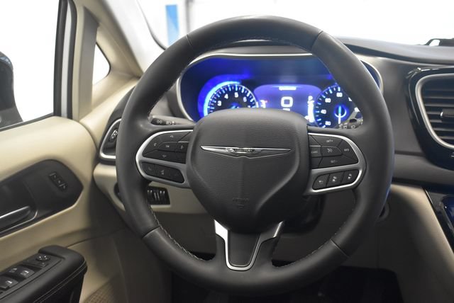 Used 2024 Chrysler Pacifica Touring-L FWD image 24