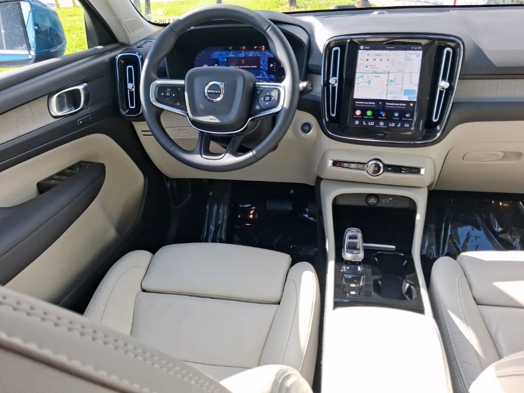 Used 2023 Volvo XC40 B5 Plus image 10
