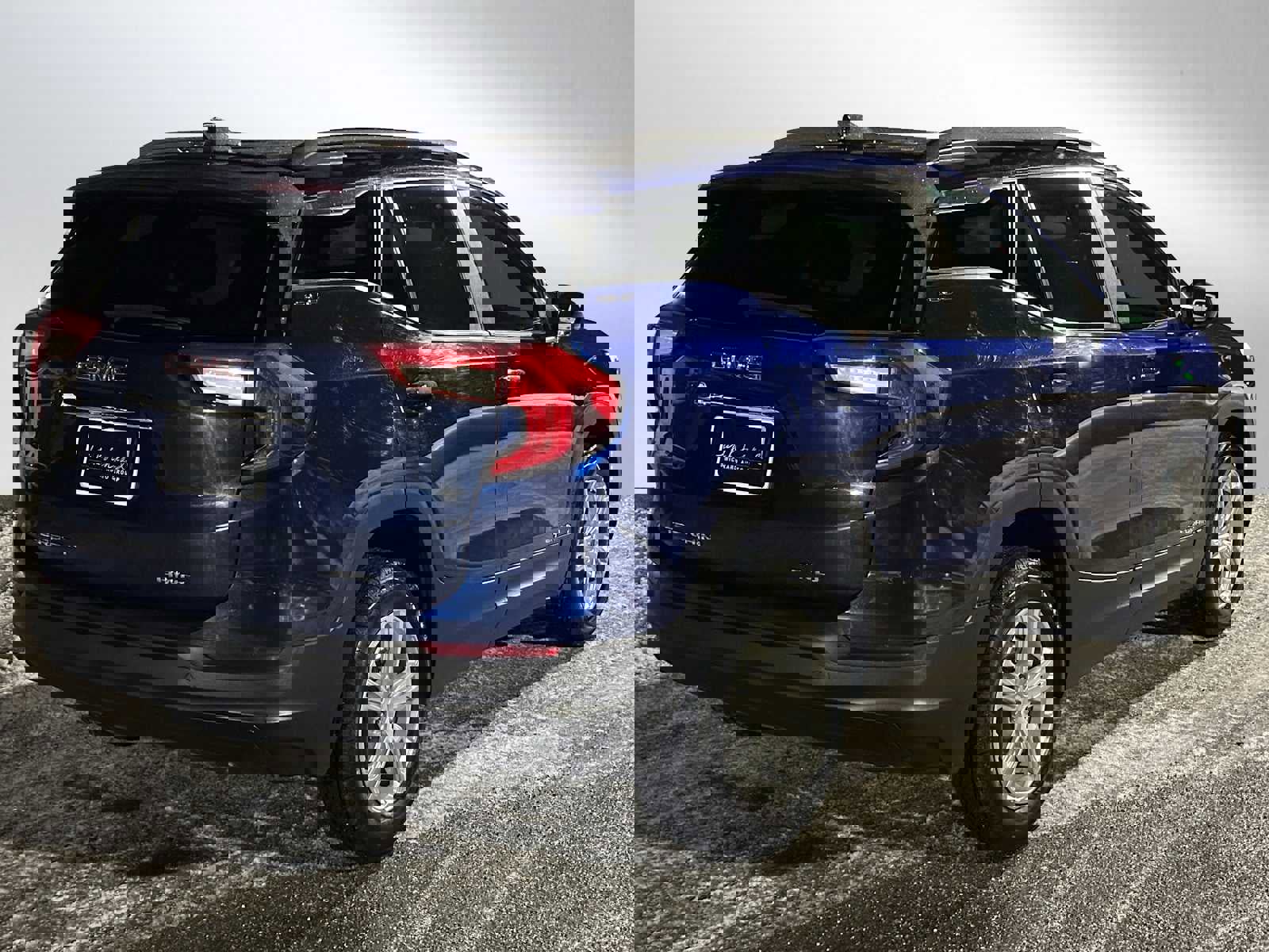 Used 2022 GMC Terrain SLE w/ Driver Convenience Package image 3