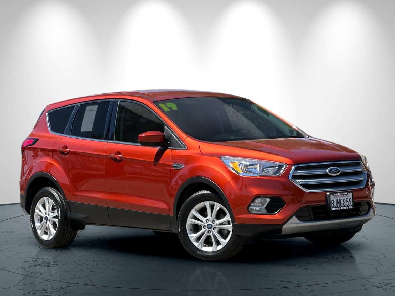 Used 2019 Ford Escape SE FWD image 2