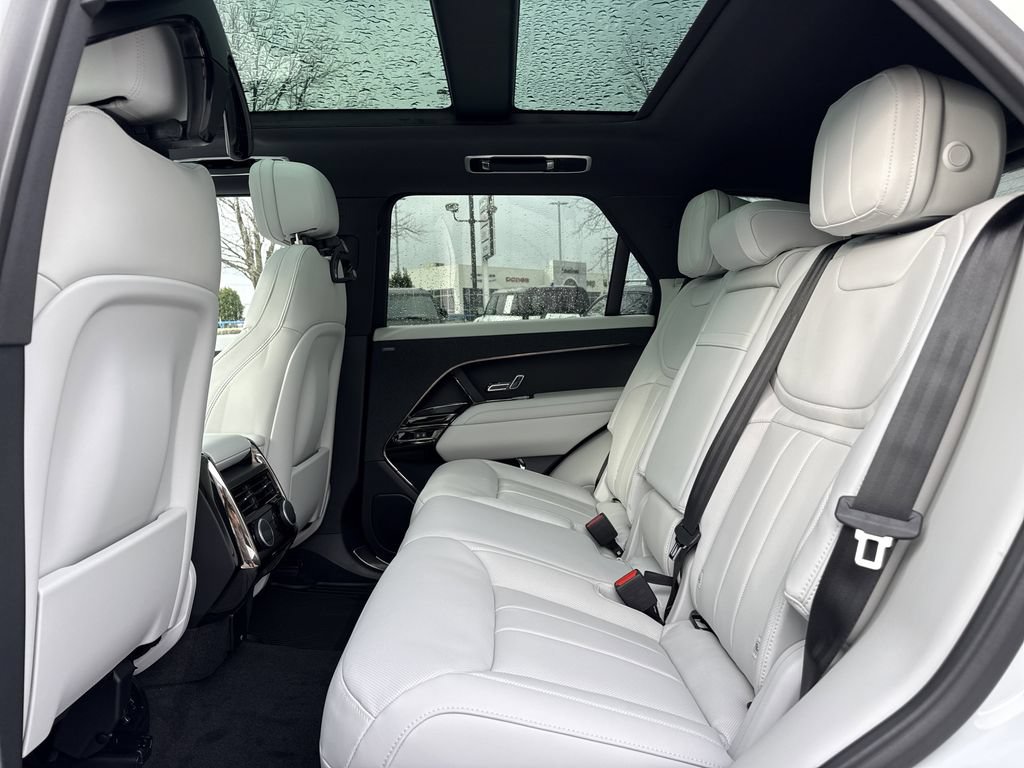 Used 2025 Land Rover Range Rover Sport SE AWD/4WD image 5