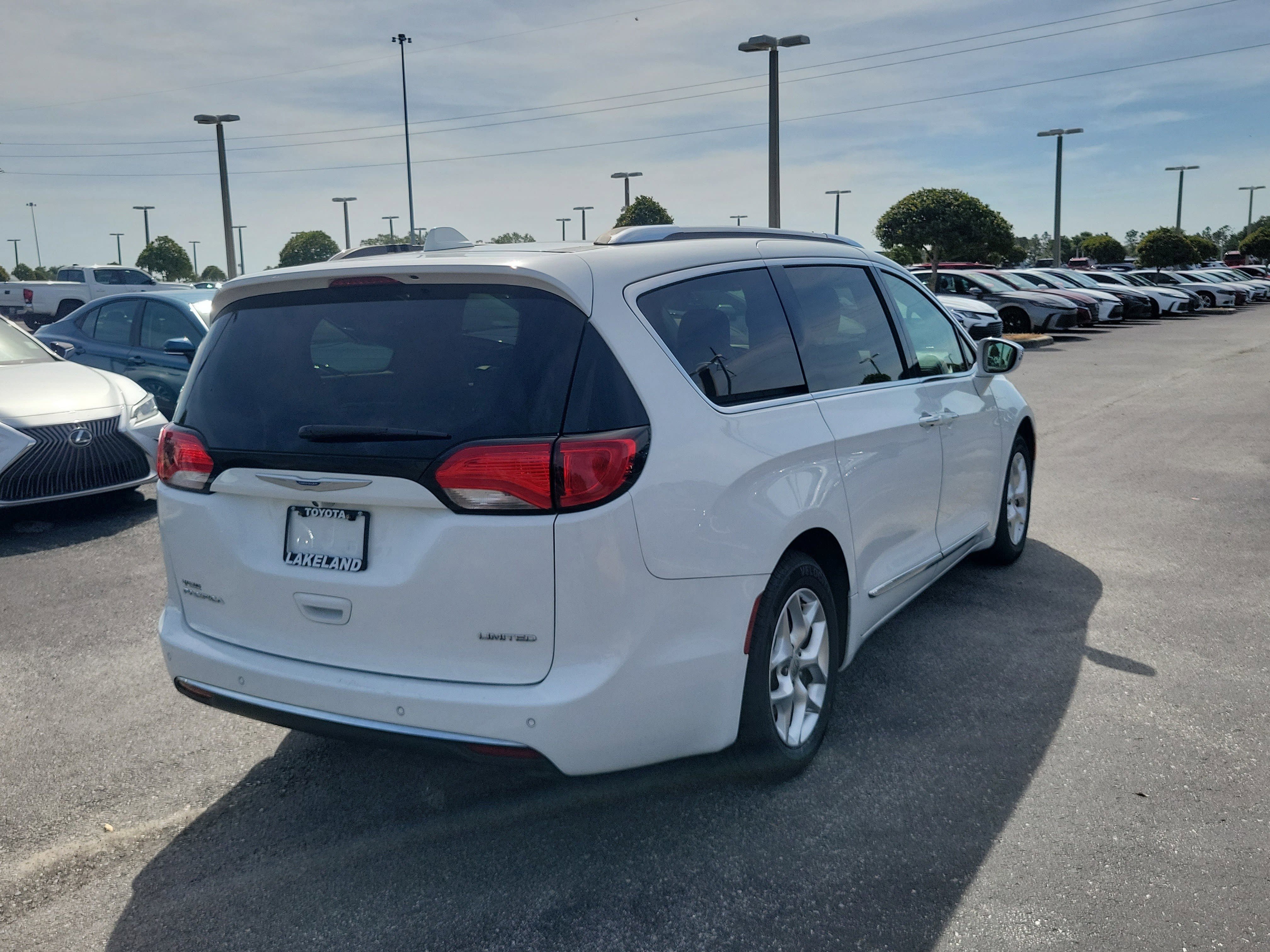 Used 2020 Chrysler Pacifica Limited FWD image 8