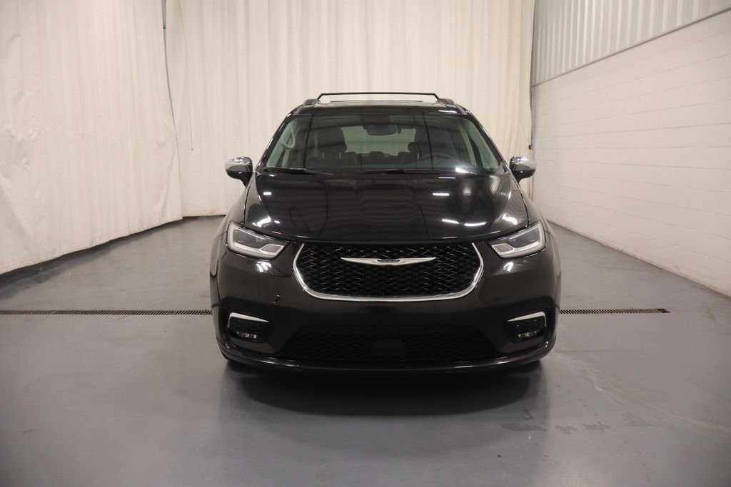 Used 2023 Chrysler Pacifica Limited image 3