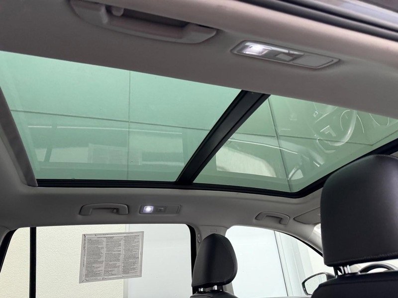 Used 2020 Volkswagen Tiguan SE image 11