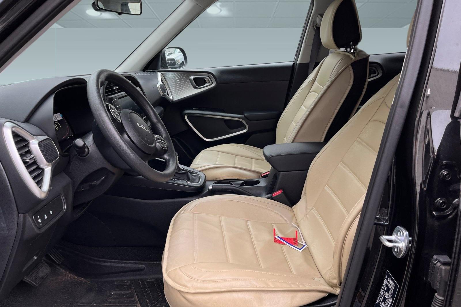 Used 2023 Kia Soul LX w/ LX Technology Package FWD image 3