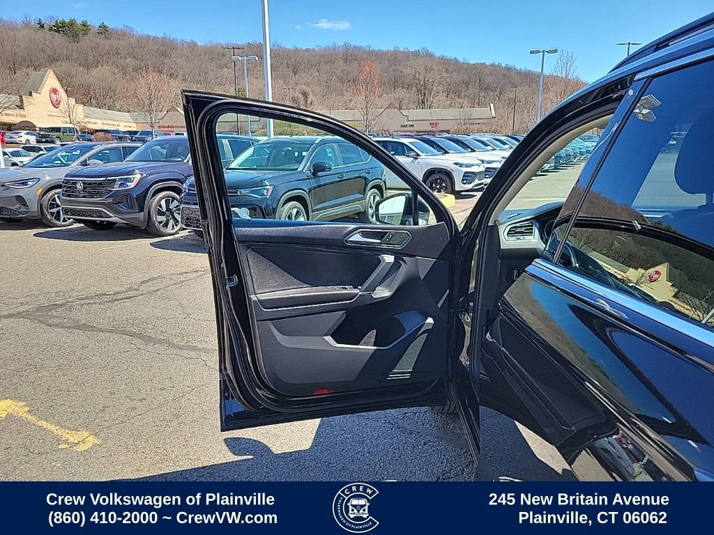 Used 2018 Volkswagen Tiguan SE w/ Panoramic Sunroof Package image 37