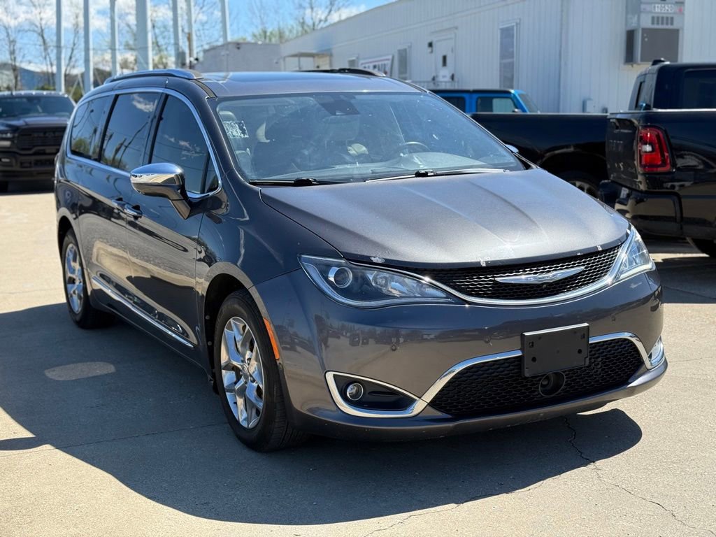 Used 2017 Chrysler Pacifica Limited image 4