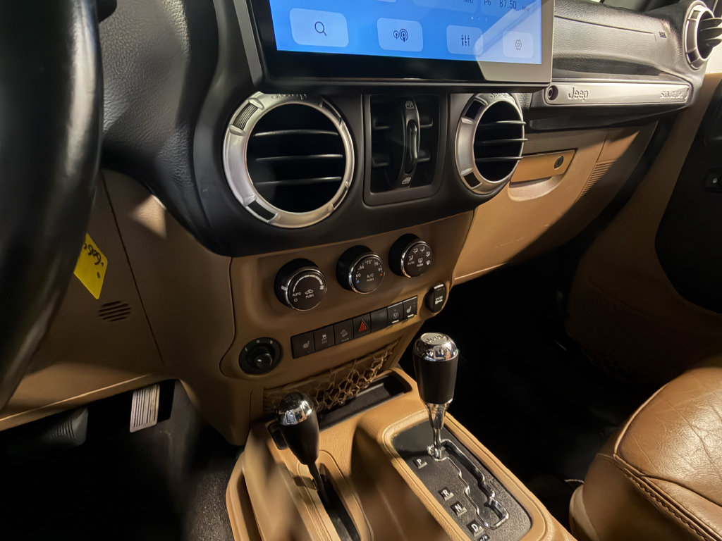 Used 2015 Jeep Wrangler Unlimited Sahara w/ Connectivity Group AWD/4WD image 81