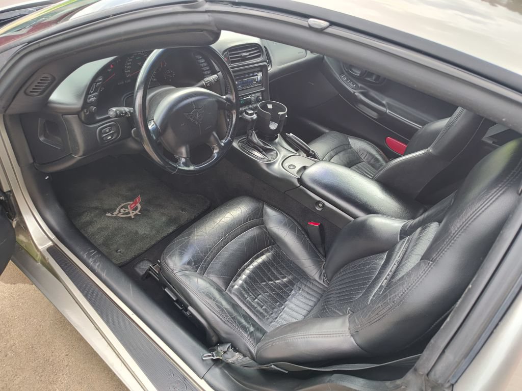 Used 2000 Chevrolet Corvette Coupe w/ Roof Pkg RWD image 5