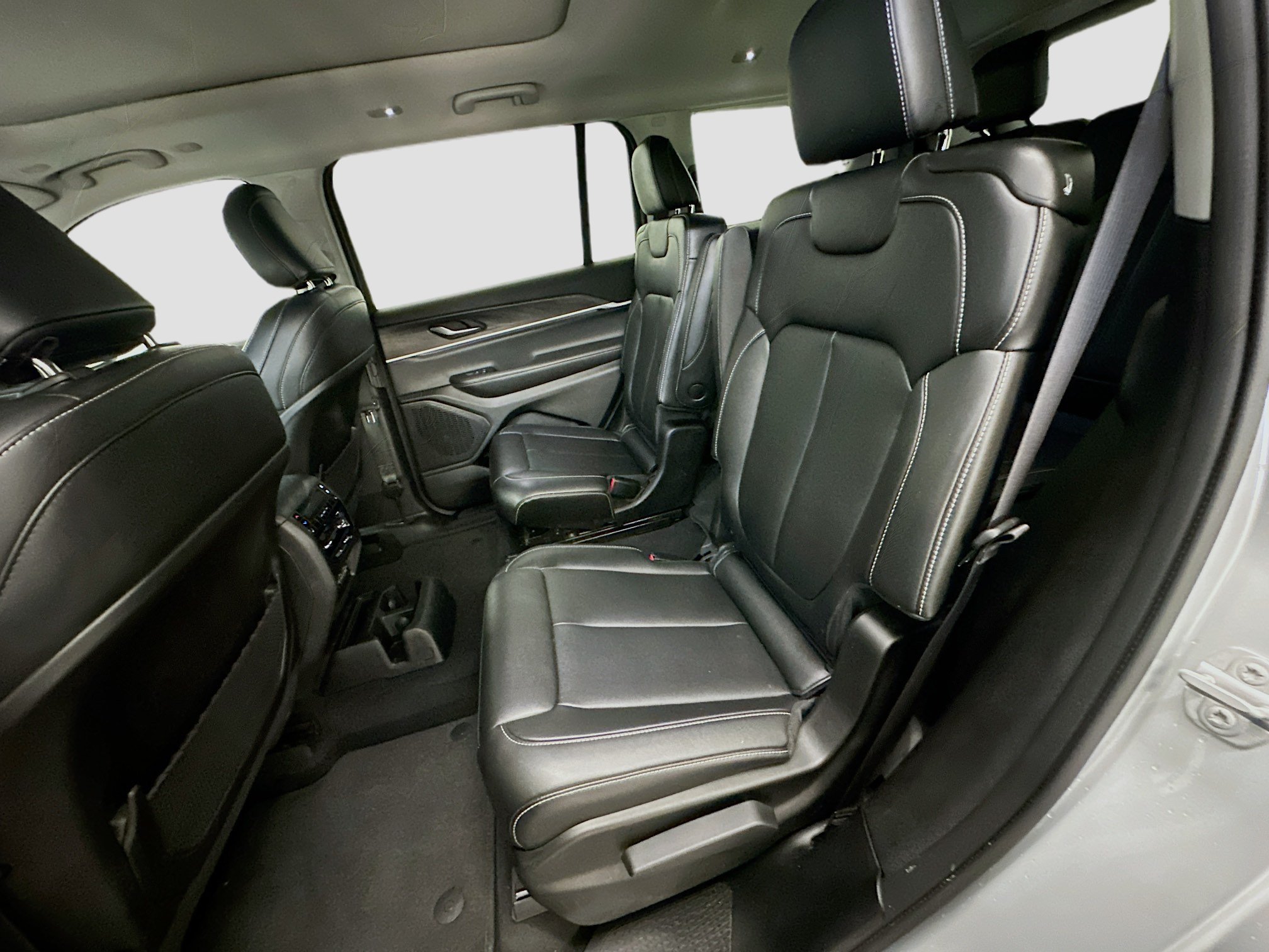 Used 2023 Jeep Grand Cherokee L Limited AWD/4WD image 30