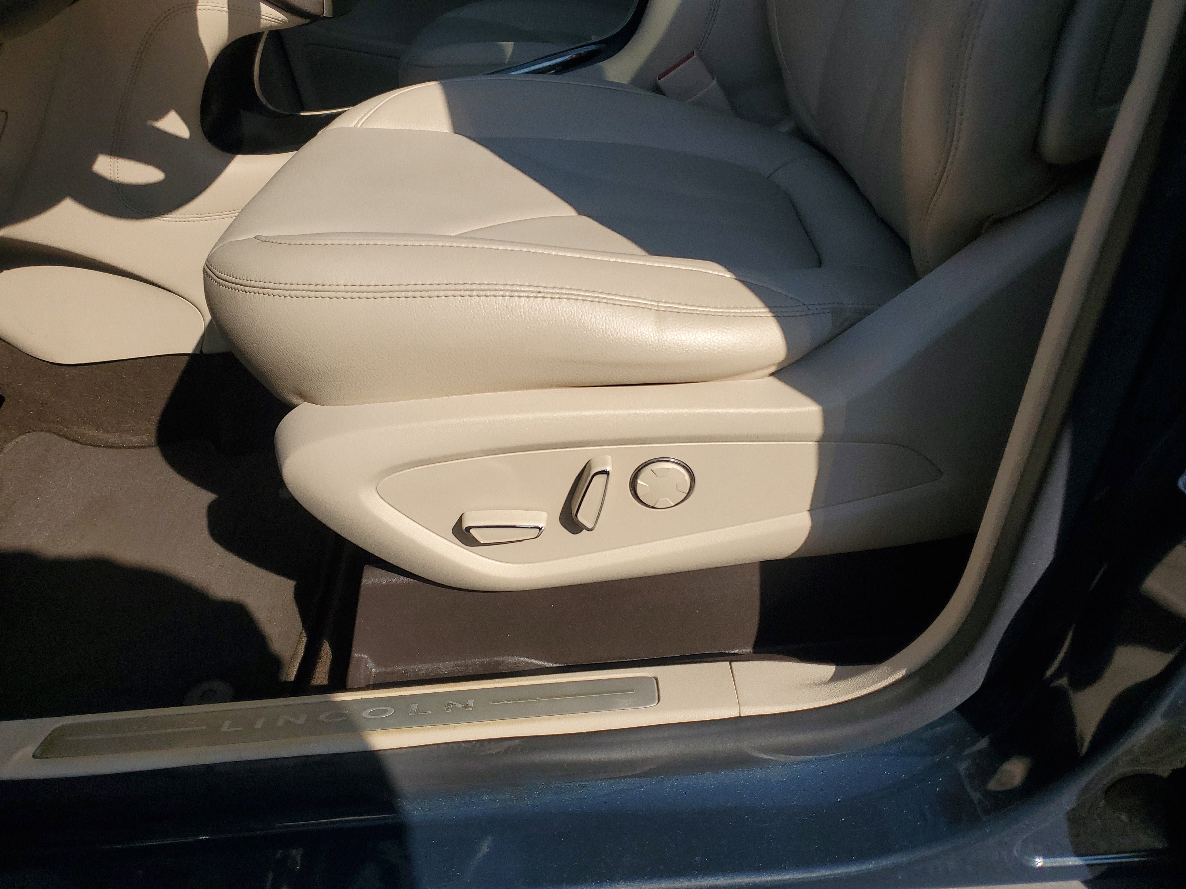 Used 2019 Lincoln MKC Premiere image 12