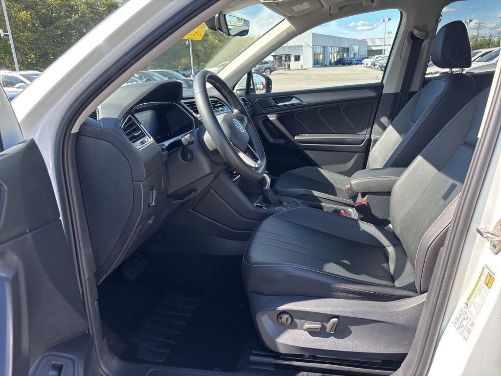 Used 2022 Volkswagen Tiguan SE w/ Panoramic Sunroof Package image 15