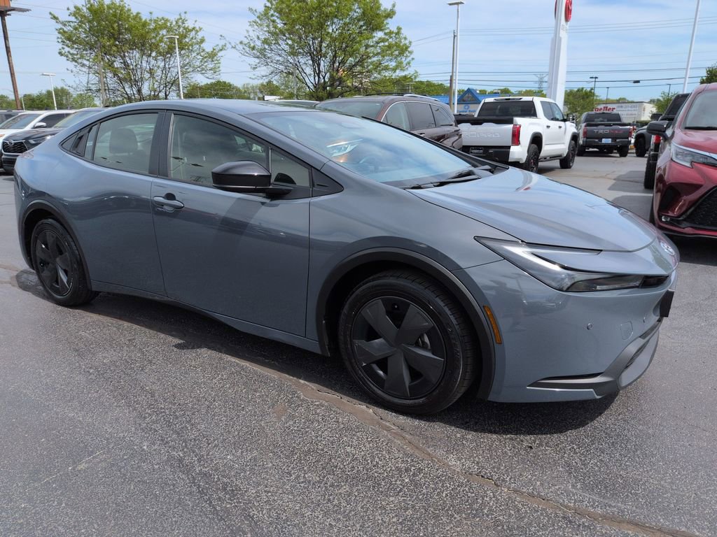 Used 2025 Toyota Prius LE FWD image 7