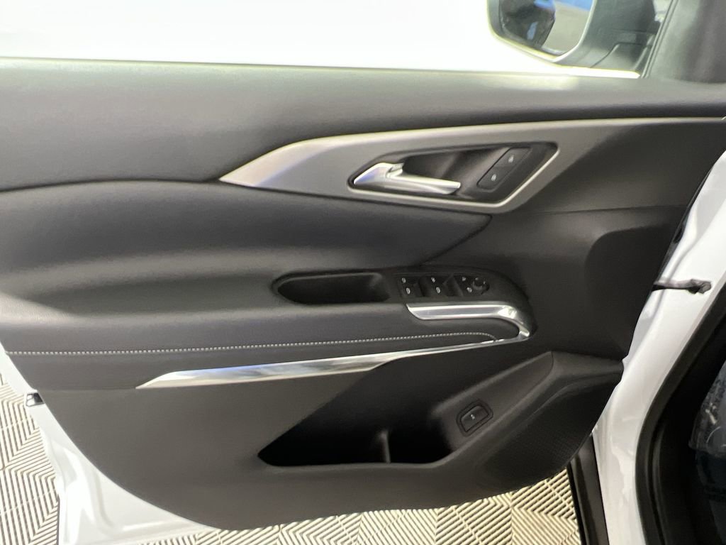 Certified 2025 Chevrolet Traverse LT w/ Sun and Wheel Package image 23