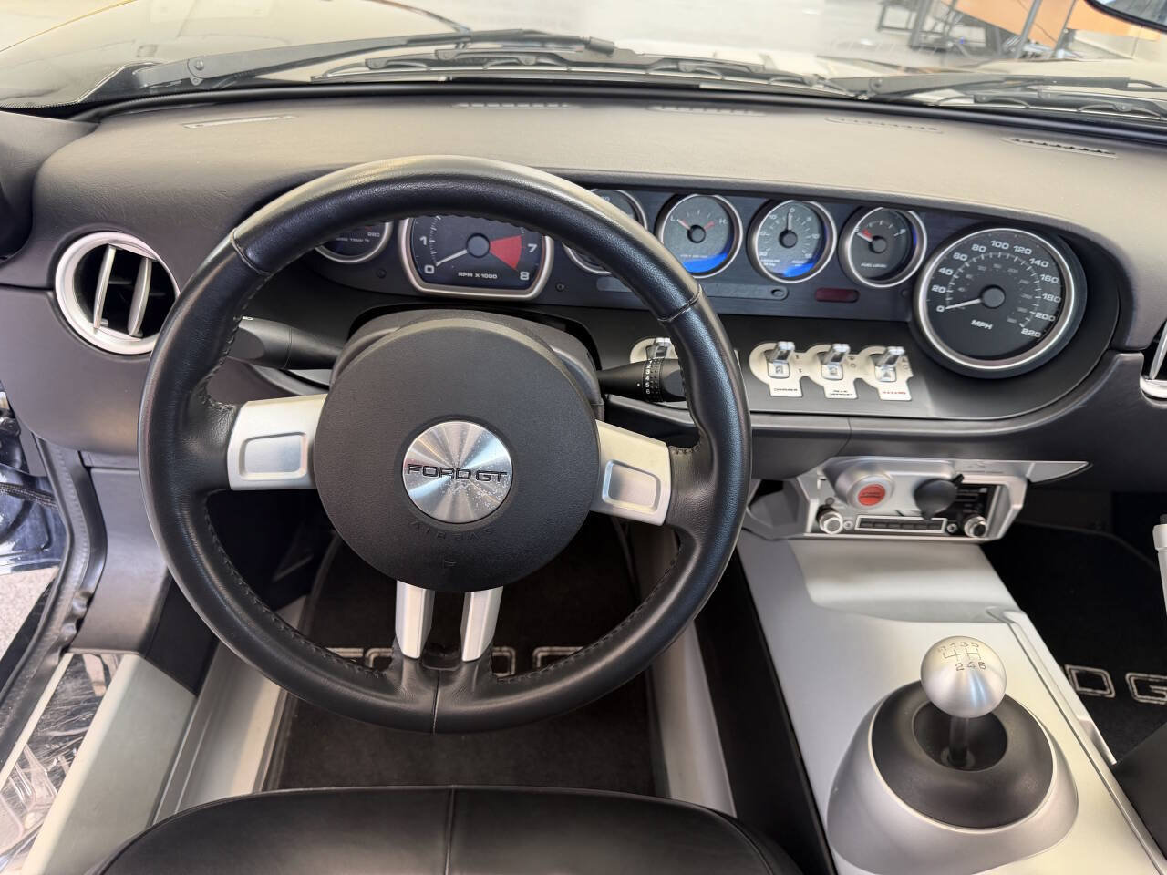 Used 2005 Ford GT RWD image 27