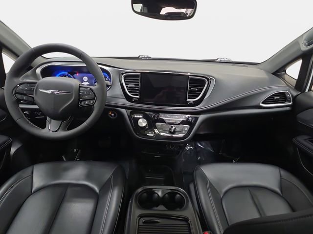 Used 2023 Chrysler Pacifica Touring-L w/ Uconnect Theater Family Group image 10