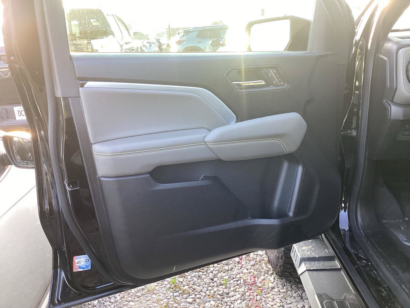 Used 2025 Chevrolet Colorado ZR2 w/ Technology Package AWD/4WD image 10