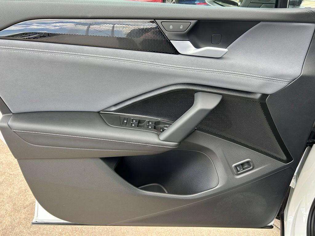 New 2026 Volkswagen Tiguan SE R-Line FWD image 17