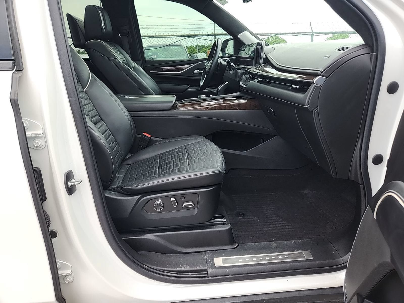 Used 2022 Cadillac Escalade Sport Platinum w/ LPO, ONYX Package AWD/4WD image 7