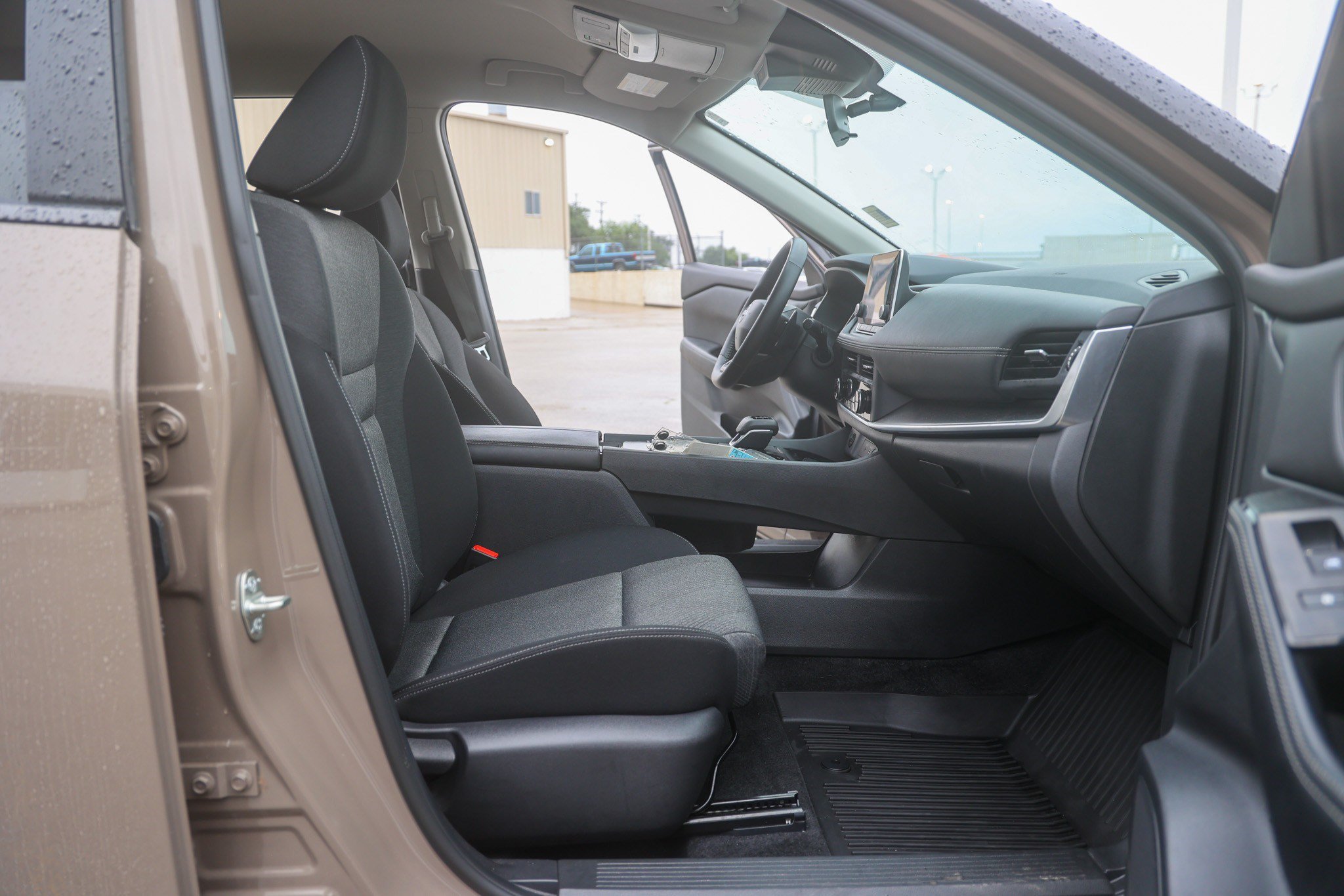 Used 2025 Nissan Rogue SV FWD image 41