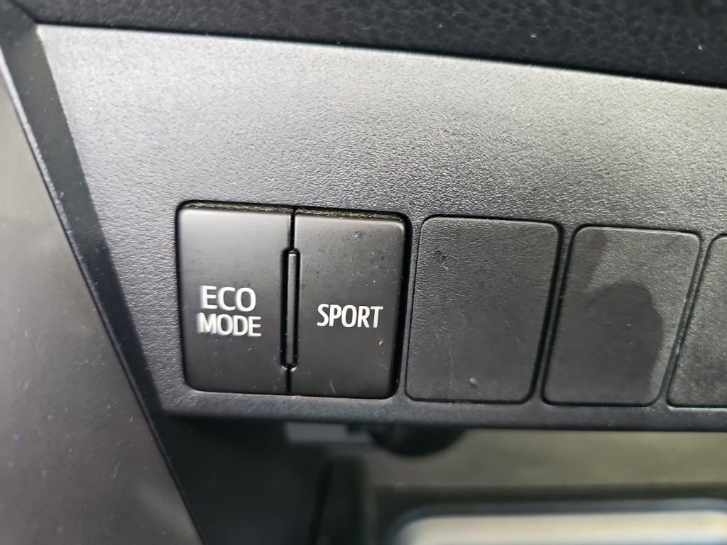 Used 2018 Toyota RAV4 XLE FWD image 22