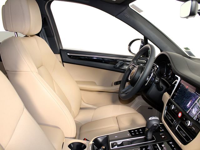 Used 2025 Porsche Macan image 25