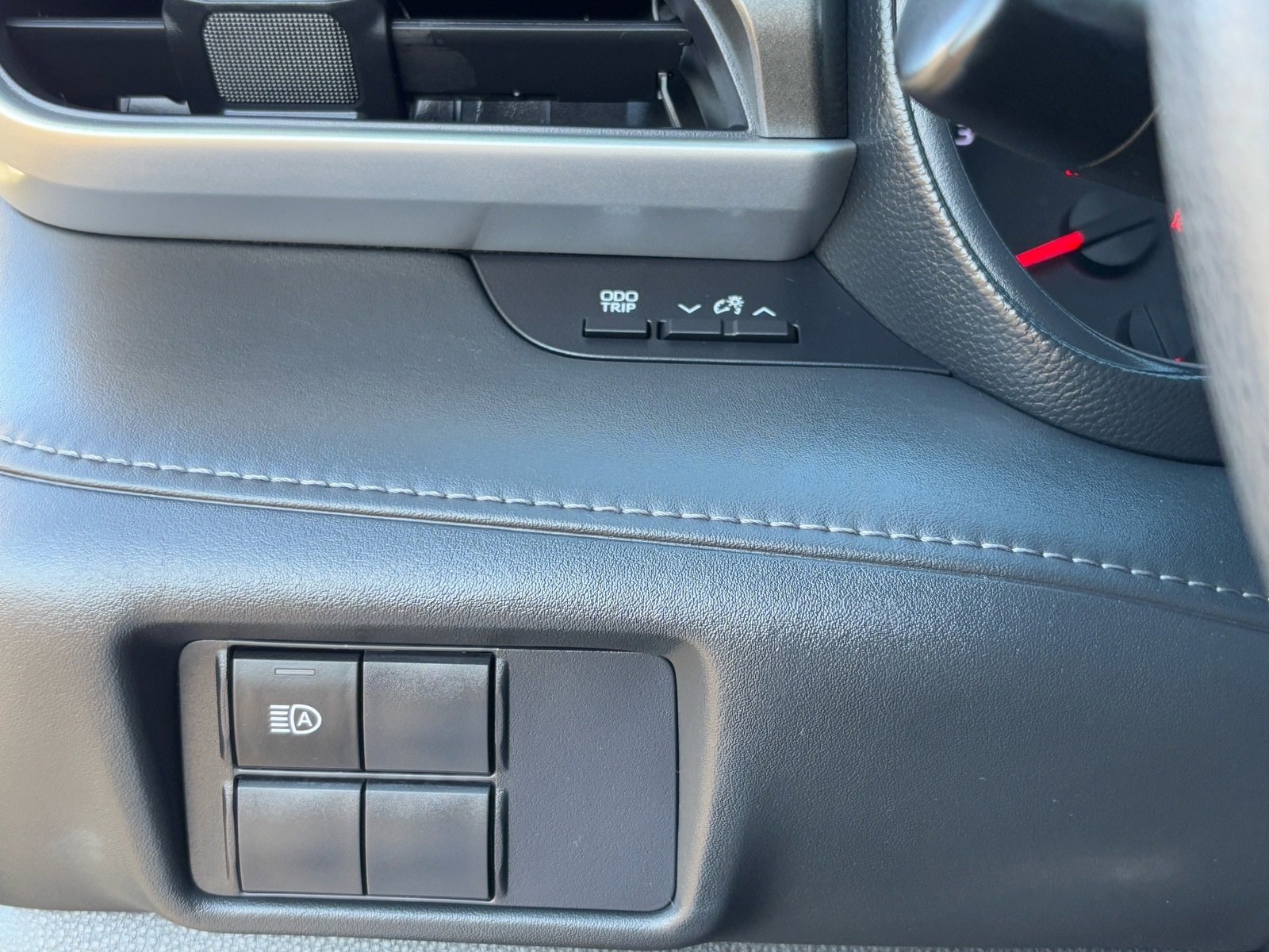 Certified 2021 Toyota Highlander L image 28