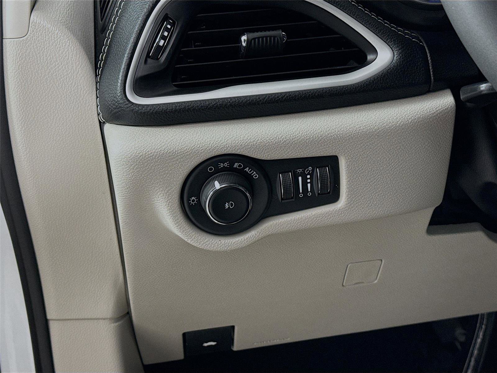 Used 2023 Chrysler Pacifica Touring-L image 14